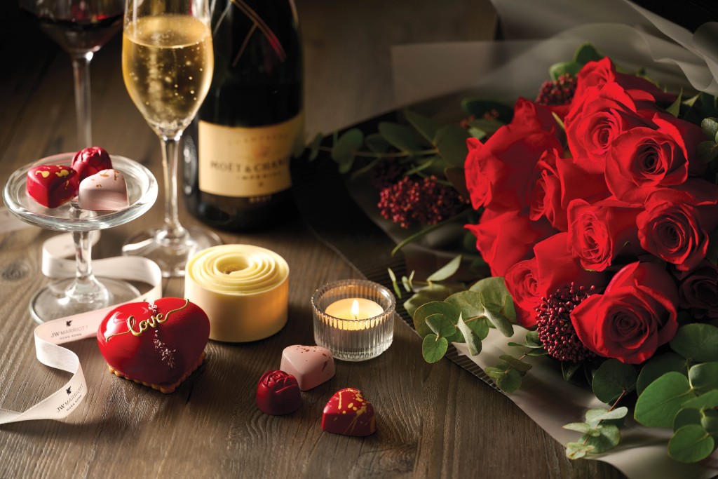 酒店另外有貼心的玫瑰花及禮品預備服務，$1,388 可選蛋糕、朱古力配紅白酒或香檳。